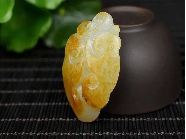 關(guān)于和田玉里的灑金皮的介紹15169932111咨詢