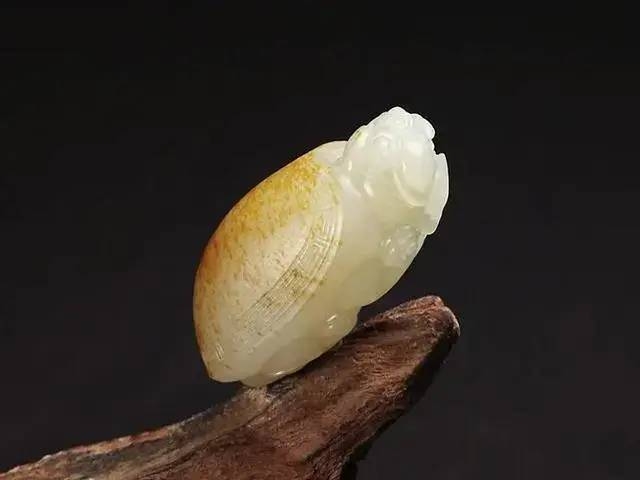 關(guān)于和田玉里的灑金皮的介紹15169932111咨詢