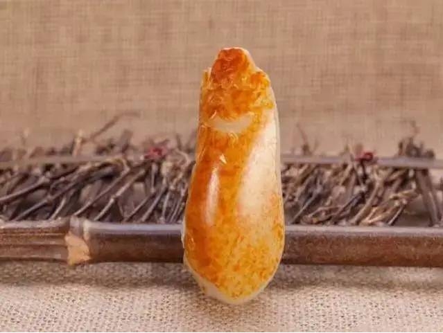 關(guān)于和田玉里的灑金皮的介紹15169932111咨詢