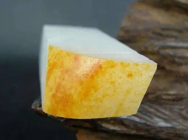 關(guān)于和田玉里的灑金皮的介紹15169932111咨詢